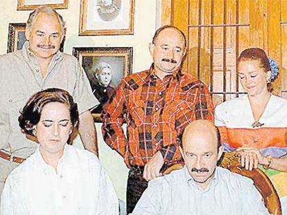 La familia de Carlos Salinas en 1994: arriba, sus hermanos Raúl, Enrique y Paulina (casada con Ruiz Massieu). Abajo, el ex presidente con su mujer, Cecilia Occelli.