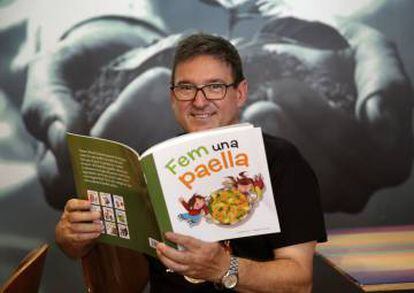 El autor con el libro 'Fem una paella'.