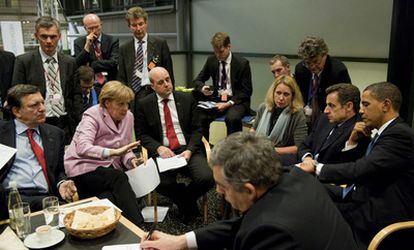 La canciller alemana, Angela Merkel, conversaba el viernes con Obama y líderes europeos en la recta final de la cumbre.