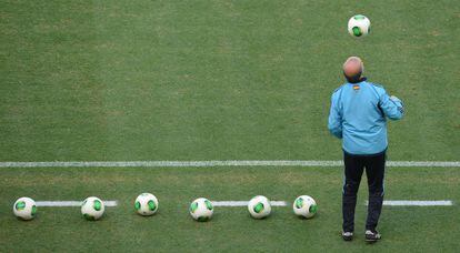 Del Bosque hace malabarismos con un balón durante un entrenamiento de la selección.