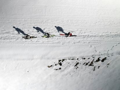 Tres esquiadores, el 13 de febrero en la carretera comarcal navarra NA-2011, que como todos los años permanece cerrada en invierno.