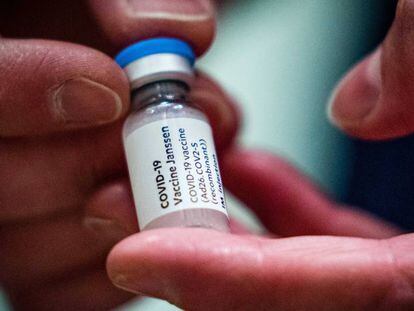 Johnson & Johnson recorta a la mitad las entregas de vacunas previstas esta semana en Europa