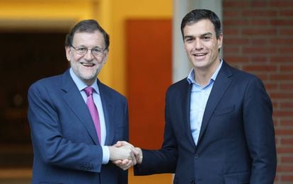 Mariano Rajoy se re&uacute;ne con Pedro S&aacute;nchez, en el complejo de la Moncloa. 