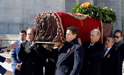 Los familiares de Franco trasladan el féretro del dictador.