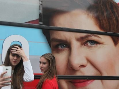 Una imagen de Beata Szydlo, candidata del partido conservador Ley y Justicia en Polonia, el 22 de octubre de 2015.