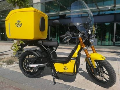 Una de las motos eléctricas y sostenibles que utiliza Correos. | CEDIDA