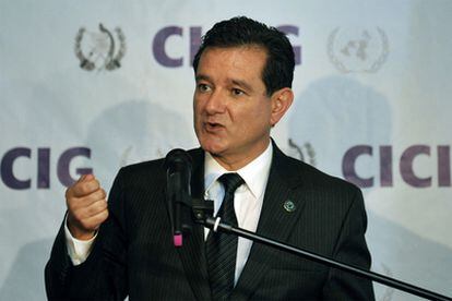 Carlos Castresana, director de la Comisión Internacional contra la Impunidad en Guatemala, anuncia ayer su dimisión.