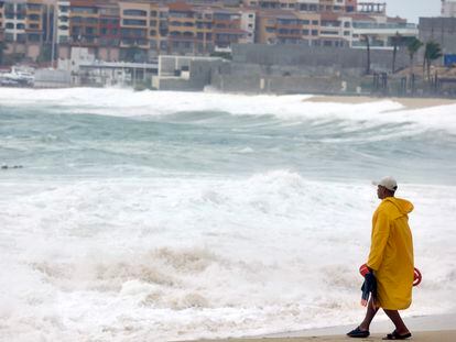 Un guardavidas supervisa el alto oleaje en una playa de Los Cabos, en el Estado de Baja California Sur, ocasionado por la aproximación del huracán Kay, el 6 de septiembre de 2022.