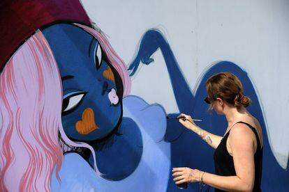 La artista francesa Fafi trabaja en un mural en el distrito de Wynwood en Florida (EE.UU.).
