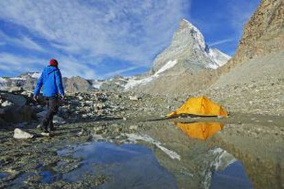 Acampada al borde de un lago cercano al Matterhorn, en el Valais suizo.