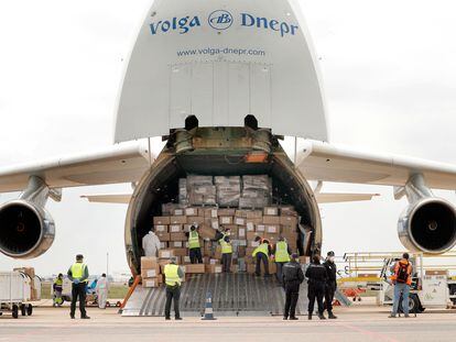 Un avión con 65 toneladas de material sanitario procedente de China aterriza en el aeropuerto de Valencia-Manises, en 2020.