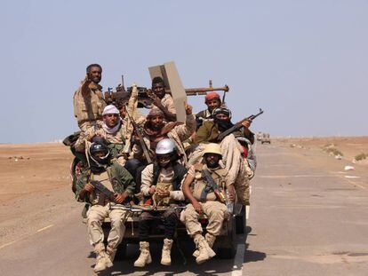 Soldados del Ejército yemení patrullan una carretera cerca de la ciudad de Al Mokha.