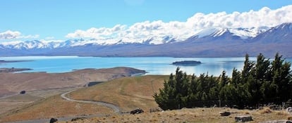 Panorámica del lago y las montañas circundantes desde el observatorio astronómico Mt. John.