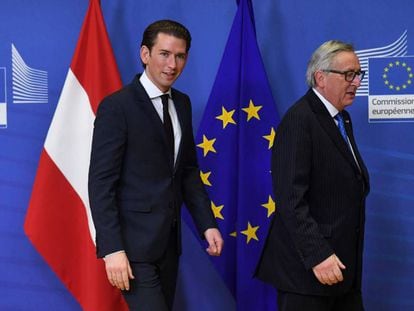 El presidente de la Comisi&oacute;n Europea, Jean-Claude Juncker, da la bienvenida al canciller austr&iacute;aco, Sebastian Kurz, a su llegada a Bruselas este martes.
 