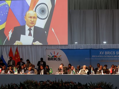 Johannesburg (South Africa), 24/08/2023.- A screen shows Russian President Vladimir Putin virtually delivering remarks at a meeting during the 15th BRICS Summit, in Johannesburg, South Africa, 24 August 2023. South Africa is hosting the 15th BRICS Summit, (Brazil, Russia, India, China and South Africa), as the group'Äôs economies account for a quarter of global gross domestic product. Dozens of leaders of other countries in Africa, Asia and the Middle East are also attending the summit. (Brasil, Rusia, Sudáfrica, Johannesburgo) EFE/EPA/MARCO LONGARI / POOL
