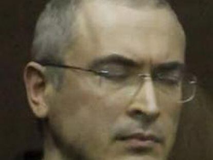 El fundador de la petrolera Yukos, Mijaíl Jodorkovskiy (a la derecha) escucha la sentencia de su segunda causa en Moscú
