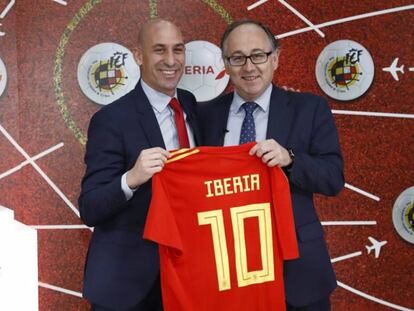 Luis Rubiales, presidente de la Federaci&oacute;n Espa&ntilde;ola de F&uacute;tbol y Luis Gallego, presidente de Iberia.