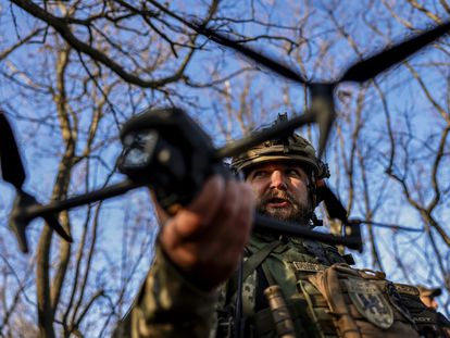 Los drones están jugando un papel clave en la invasión de Rusia a Ucrania y ambos países los están utilizando. En la imagen, un soldado ucranio lanza un dron en la región de Jersón, el 7 de noviembre.