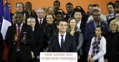 El primer ministro franc&eacute;s, Manuel Valls (c), presenta su candidatura a las primarias socialistas en &Eacute;vry, cerca de Par&iacute;s, Francia, hoy 5 de diciembre de 2016.