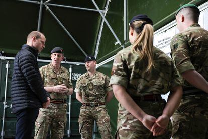 La visita del príncipe de Gales a Rzeszow, en el sureste de Polonia, se mantuvo en secreto por motivos de seguridad hasta que llegó a la capital, Varsovia. Rzeszow está a poco más de una hora en coche de la frontera con Ucrania y el ejército británico, compuesto predominantemente por la Real Artillería, tiene una base allí para prestar apoyo a Ucrania en la contienda que mantiene con Rusia desde hace ya más de un año.