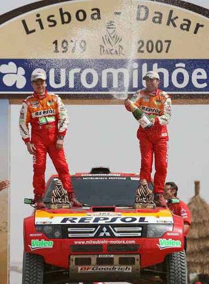 Stephane Peterhansel, con la botella, y su copiloto celebran el triunfo.