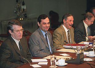 Gonzalo Gil (izquierda) y Jaime Caruana, a su lado, en una reunión en el Banco de España.