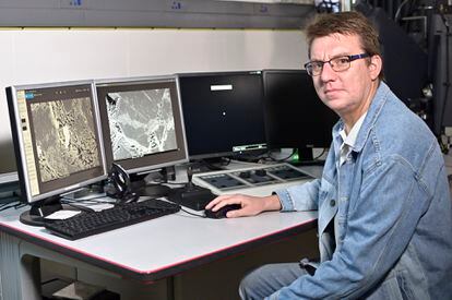 El investigador Georgy Belyanin, frente a unos monitores que muestran las imágenes de electrones retrodispersados, que reflejan la química de la piedra.