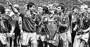 Guardiola, en Wembley cogiendo la Copa de Europa junto al 'Dream Team'.