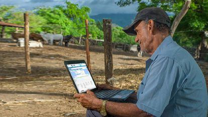 Un agricultor haciendo uso de las nuevas tecnologías.
