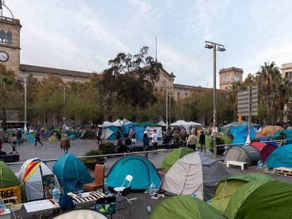 La acampada de la plaza de Universitat ocupa la Gran Via con tiendas de campaña.