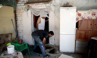 Khnisser muestra uno de los pozos negros, justo delante de otra de las infraviviendas alquiladas.