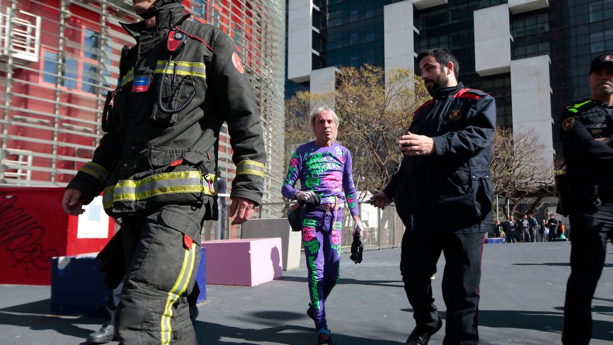 El 'Spiderman' francés vuelve a trepar la Torre Agbar de Barcelona | Vídeos  | EL PAÍS