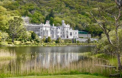 La abadía de Kylemore, una construcción neogótica rodeada de jardines victorianos a orillas del lago de Connemara, al oeste de Irlanda. 