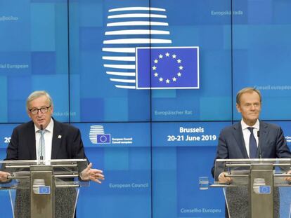 El presidente de la Comisión Europea, Jean-Claude Juncker (i), y el presidente del Consejo de la Unión Europea, Donald Tusk