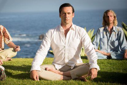 El final de 'Mad Men' tras siete temporadas ha sido uno de los momentos 'seriéfilos' del año. Don Draper se despidió para siempre con los siete últimos capítulos de una de las series más laureadas de los últimos tiempos (llegó a conseguir cuatro premios Emmy consecutivos) que cerró su lista de reconocimientos con el que recogió el actor Jon Hamm por su interpretación del icónico y brillante publicista neoyorquino anclado en los años sesenta.