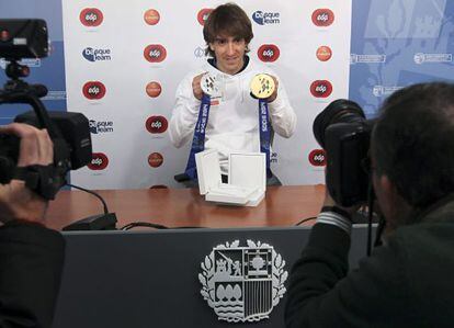 El esquiador donostiarra Jon Santacana muestra las medallas logradas en los Juegos de Sochi.