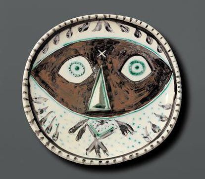 Esta cerámica de Picasso está hecha de arcilla blanca moldeada y decorada con motivos figurativos.