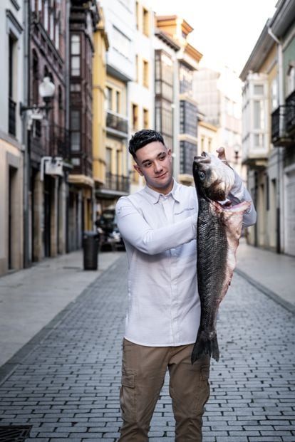El chef Alejandro Villa Pérez posa con un pescado recién llegado de la rula, en una imagen proporcionada por el restaurante.