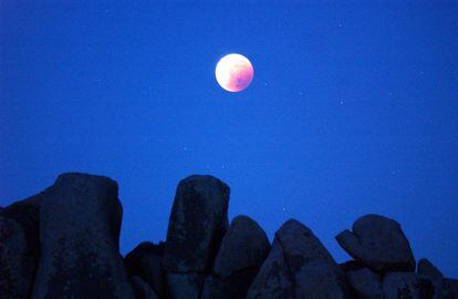 Un eclipse lunar visto en 2003 desde el Parque Nacional Joshua Tree, en California.