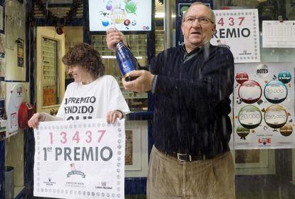 Celebraci&oacute;n en la administraci&oacute;n de loter&iacute;a de Lugo que reparti&oacute; cuatro millones de euros.