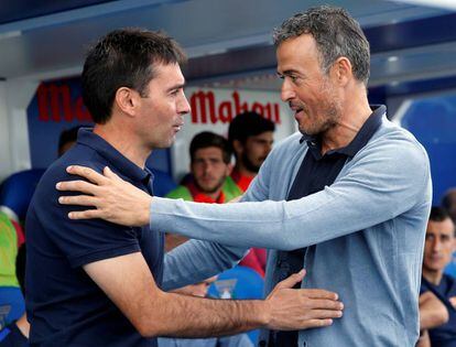 Luis Enrique Martinez, entrenador del Barcelona i Asier Garitano se saluden al camp de joc.