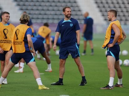 El seleccionador inglés, Gareth Southgate, junto a sus jugadores en el entrenamiento de este domingo.