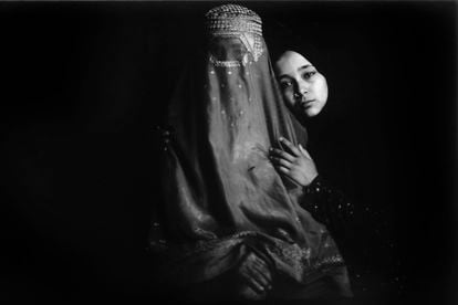 Freshta, de 16 años, abraza a su madre Hakimeh, de 55 años, mientras posan para un retrato el pasado 29 de mayo en la fábrica de alfombras de Kabul donde trabajan desde hace un año. Hakimeh había estado empleada anteriormente en casas de personas ricas. Freshta asistía al octavo curso de la escuela. Sin embargo, después de que los talibanes prohibieran a las mujeres estudiar secundaria e ir a la universidad, abandonó el colegio para intentar ayudar a su familia.