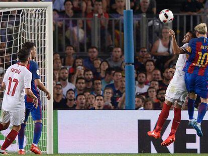 Messi marca el tercer gol del Barça.
