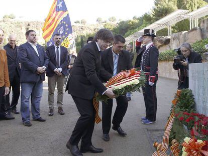 El presidente de la Generalitat, Carles Puigdemont, acompa&ntilde;ado por el vicepresidente, Oriol Junqueras, durante la ofrenda floral con motivo del 76 aniversario del fusilamiento de Lluis Companys. 