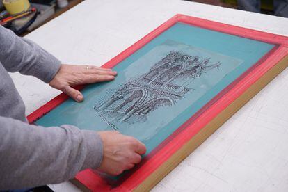 Gianpaolo Fallai hace una litografía de un original de Dario Fo.
