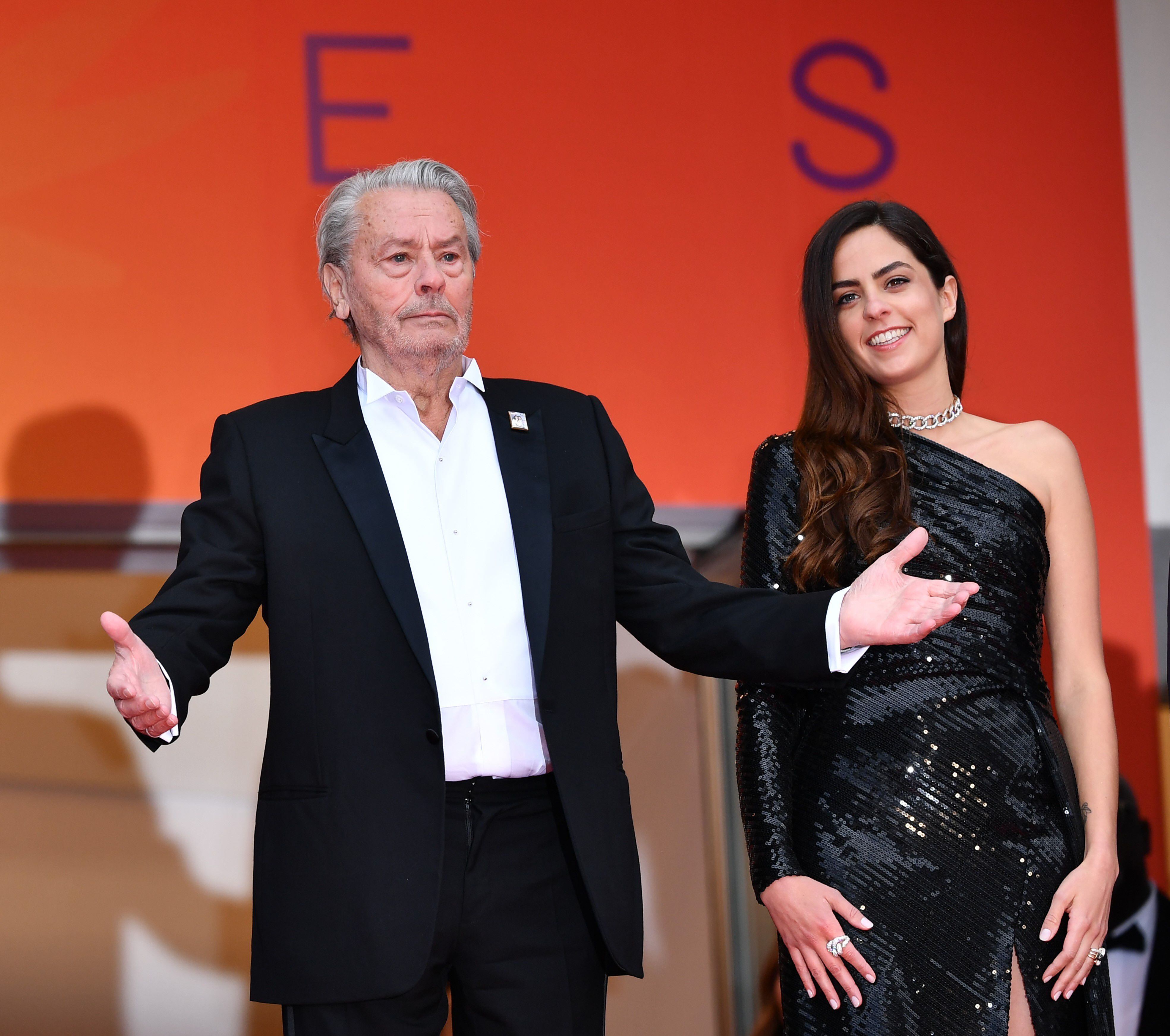 Alain Delon y su hija Anouchka Delon en la proyección de la película 'Vida oculta', en el Festival de Cannes, en mayo de 2019.