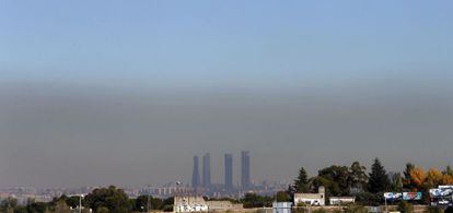 Vista de Madrid con el parque empresarial de las Cuatro Torres, en el Paseo de la Castellana, y el cielo oscurecido por la contaminaci&oacute;n en la ciudad. EFE/Archivo