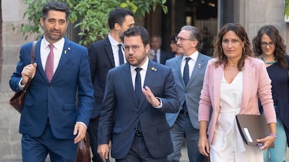 Pere Aragonès (segundo por la izquierda), junto al vicepresidente Jordi Puigneró y la consellera de Presidencia, Laura Vilagrà, el martes antes de la reunión del Govern.