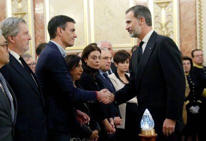 Pedro S&aacute;nchez saluda a Felipe VI en la capilla ardiente de Manuel Mar&iacute;n en el Congreso. 